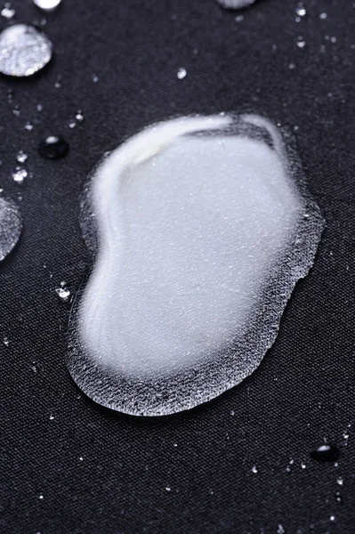 Gotas de água na macro tecido impermeável — Fotografia de Stock