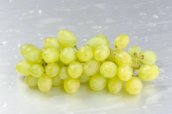 Bunch of Washed Green Grapes on Metal Plate — Stock Photo, Image
