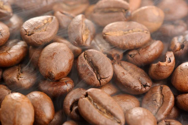 Ångande rostade kaffebönor närbild — Stockfoto