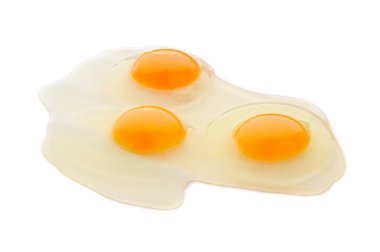 Beyaz arkaplanda üç yumurta izole edilmiş