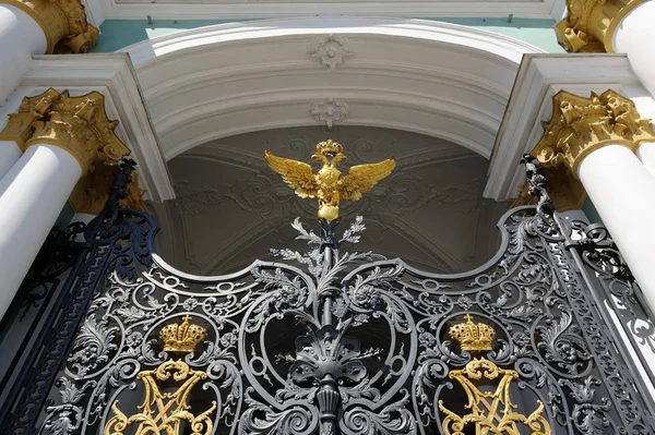 Smeedijzeren poort van de Hermitage Museum in Sint-Petersburg, Rusland — Stockfoto