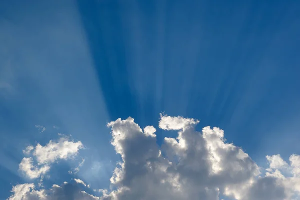 Σύννεφο με τις ακτίνες του ήλιου στο γαλάζιο του ουρανού Royalty Free Φωτογραφίες Αρχείου