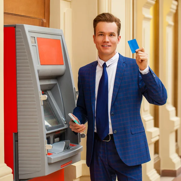 Een Jonge Zakenman Staat Buurt Van Een Pinautomaat Een Winkelcentrum — Stockfoto