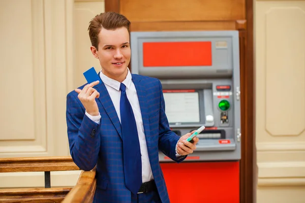 Ein Junger Geschäftsmann Blauen Anzug Steht Vor Dem Hintergrund Eines — Stockfoto