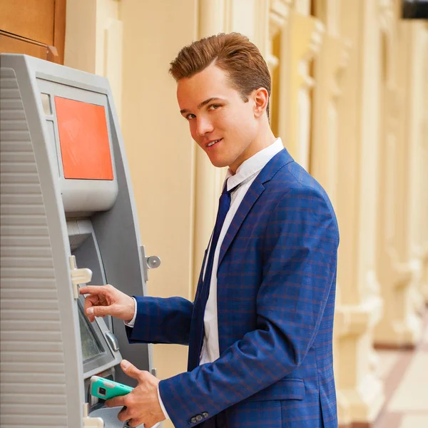 Joven Hombre Negocios Con Traje Azul Levanta Sobre Fondo Cajero —  Fotos de Stock