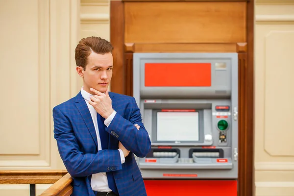 Ein Junger Geschäftsmann Blauen Anzug Steht Vor Dem Hintergrund Eines — Stockfoto