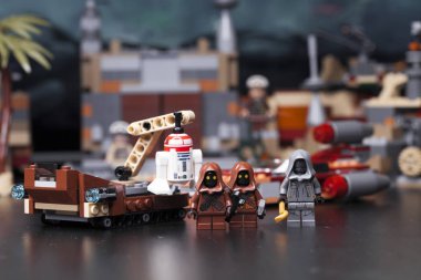 Rusya, 16 Mayıs 2018. Oluşturucu Lego Star Wars. Bölüm IV, Tatooine - droidler ve çöp toplayıcıları üstünde Java