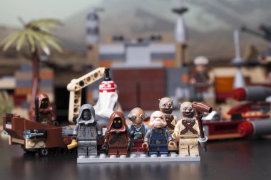 Rusya, 16 Mayıs 2018. Oluşturucu Lego Star Wars. Bölüm IV, Tatooine - droidler ve çöp toplayıcıları üstünde Java
