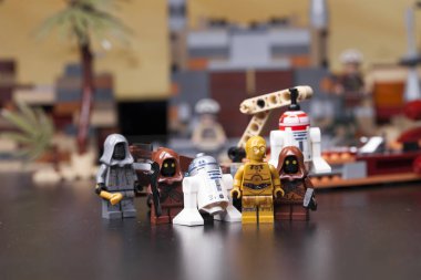 Rusya, 16 Mayıs 2018. Oluşturucu Lego Star Wars. Bölüm IV, protokolü Droid C3-Po ve astromechanics R2-D2 