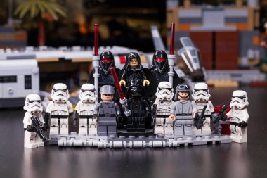 Rusya, 12 Nisan 2018. Oluşturucu Lego Star Wars. Darth Vader ve fırtına askerleri bir takım