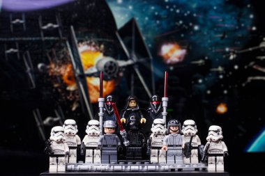 Rusya, 12 Nisan 2018. Oluşturucu Lego Star Wars. Darth Vader ve fırtına askerleri bir takım