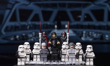 Rusya, 12 Nisan 2018. Oluşturucu Lego Star Wars. Darth Vader ve fırtına askerleri bir takım