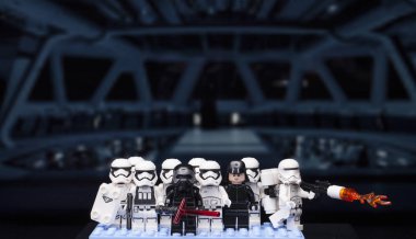 Rus, 16 Mayıs 2018. Lego star wars klon askerler ordusu. LEGO minifigures Lego grubu tarafından üretilmektedir. Kylo Ren ve Stormroopers takım