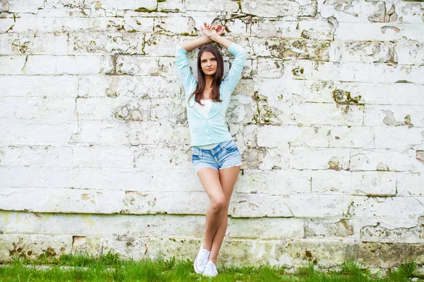 Ung Smuk Brunette Kvinde Korte Blå Jeans Shorts Udgør Mod - Stock-foto