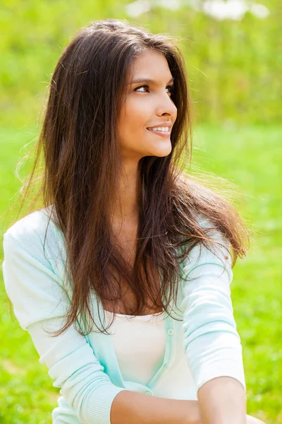 Close Portret Pięknej Młodej Szczęśliwej Brunetki Świeżą Czystą Skórą Letniej — Zdjęcie stockowe