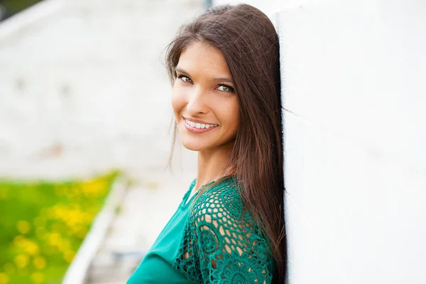 Portrait Rapproché Une Jeune Femme Heureuse Souriante Contre Mur Briques — Photo