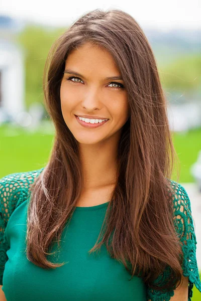 Närbild Porträtt Vacker Ung Glad Brunett Kvinna Grön Klänning Gatan — Stockfoto