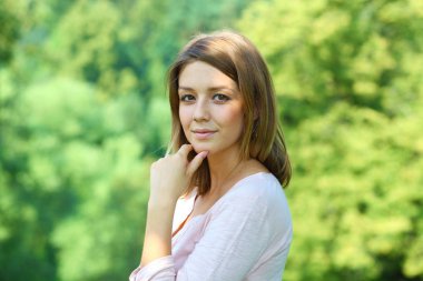 Portre yakın çekim genç güzel mutlu kadın, yaz açık havada