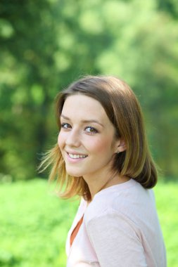 Portre yakın çekim genç güzel mutlu kadın, yaz açık havada