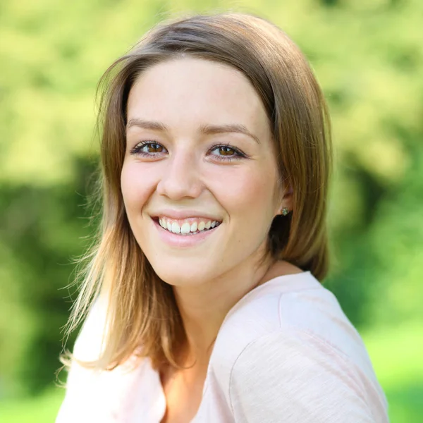 Portrait Close Young Beautiful Happy Woman Summer Outdoors — Stock Photo, Image