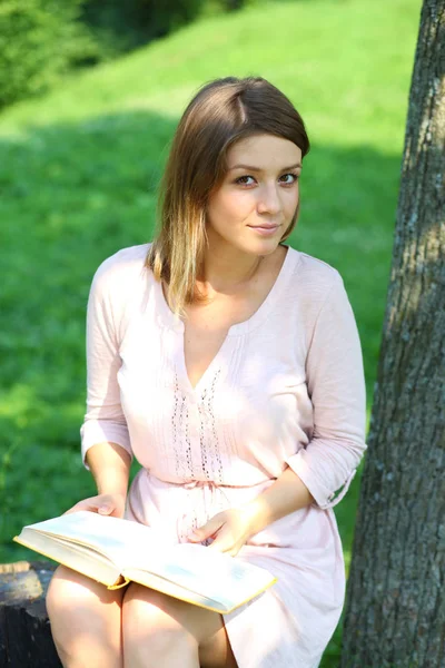 Menina Loira Feliz Sentado Lendo Livro Parque Verão — Fotografia de Stock