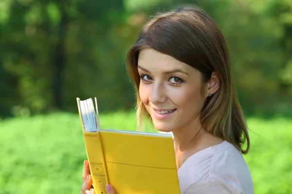 Oturma Gönüllülük Kitap Yaz Park Mutlu Sarışın Kız — Stok fotoğraf