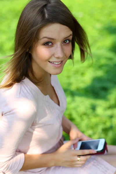 Jovem Bela Mulher Loira Lendo Uma Mensagem Telefone Celular Parte — Fotografia de Stock