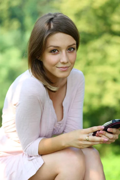 Junge Schöne Blonde Frau Liest Eine Nachricht Auf Einem Handy — Stockfoto