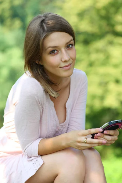 Jovem Bela Mulher Loira Lendo Uma Mensagem Telefone Celular Parte — Fotografia de Stock