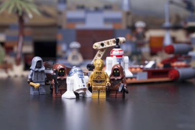 Rusya, 16 Mayıs 2018. Oluşturucu Lego Star Wars. Bölüm IV, protokolü Droid C3-Po ve astromechanics R2-D2 