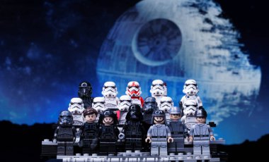 Rusya, 12 Nisan 2018. Oluşturucu Lego Star Wars. Darth Vader ve fırtına askerleri bir takım