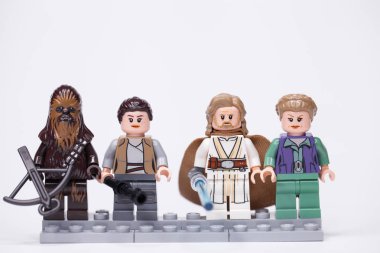 Rusya, 16 Mayıs 2018. Oluşturucu Lego Star Wars. Mini-rakamlar karakter Jedi Luke Skywalker, Chewbacca, Ray ve Leia Organa Solo