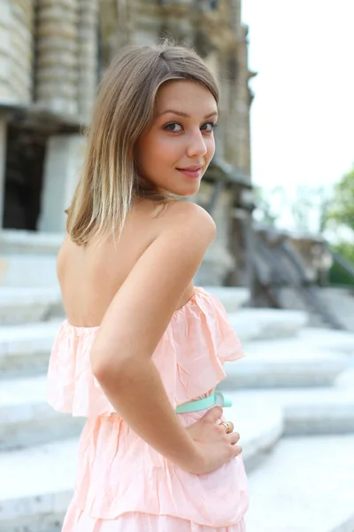 Jovem Mulher Loira Bonita Vestido Rosa Rua Verão Livre — Fotografia de Stock