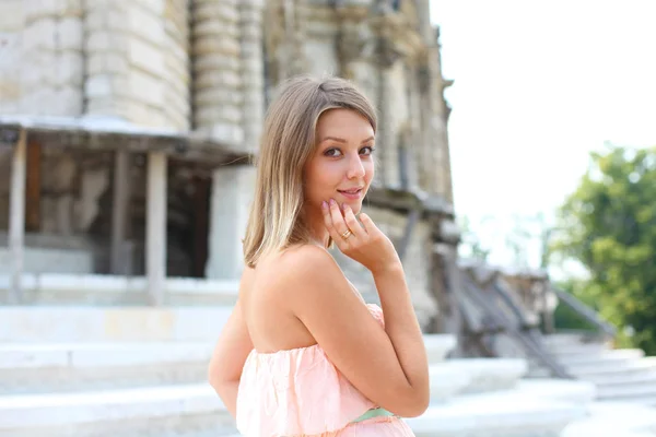 Jeune Belle Femme Blonde Robe Rose Dans Rue Été Plein — Photo