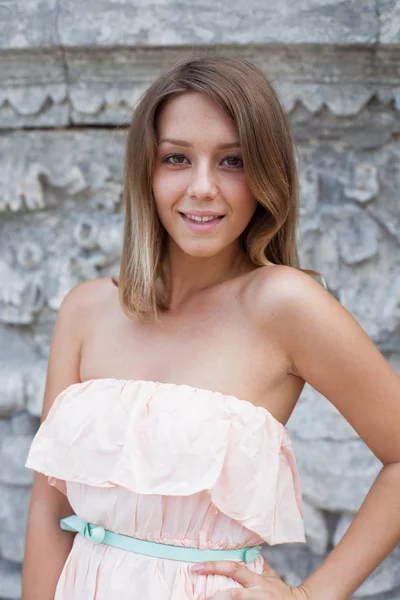 Joven Hermosa Mujer Rubia Vestido Rosa Calle Verano Aire Libre — Foto de Stock