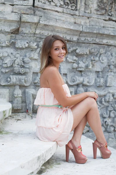 Sokak Yaz Açık Havada Üzerinde Pembe Elbiseli Genç Güzel Sarışın — Stok fotoğraf