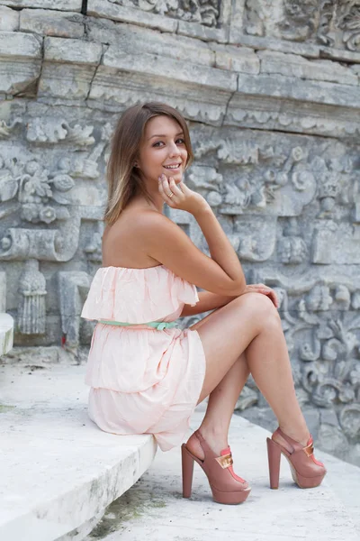 Jovem Mulher Loira Bonita Vestido Rosa Rua Verão Livre — Fotografia de Stock