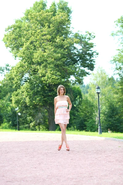 Bella Giovane Donna Bionda Che Cammina Sul Parco Estivo — Foto Stock