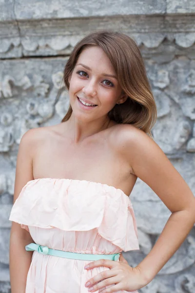 Jovem Mulher Loira Bonita Vestido Rosa Rua Verão Livre — Fotografia de Stock