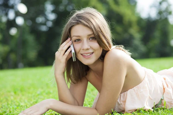 快乐漂亮的女孩 调用通过电话中夏公园 — 图库照片