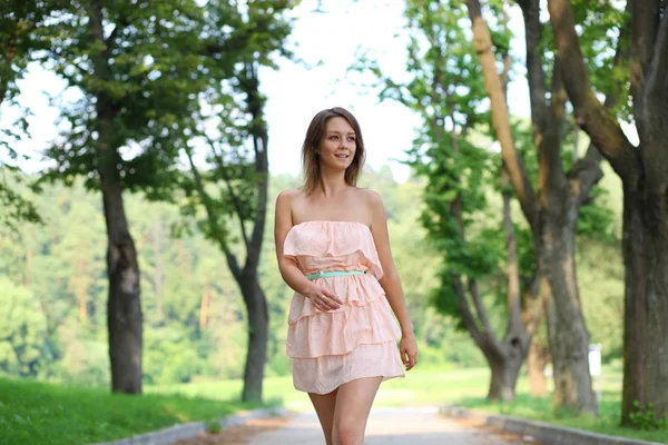 Close Jovem Mulher Loira Atraente Vestido Andando Parque Verão — Fotografia de Stock