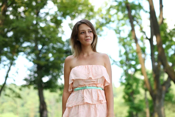 Vicino Attraente Giovane Donna Bionda Abito Passeggiando Nel Parco Estivo — Foto Stock