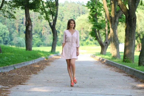 Bella Giovane Donna Bionda Che Cammina Sul Parco Estivo — Foto Stock