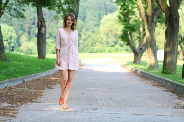 Schöne Junge Blonde Frau Fuß Auf Dem Sommerpark — Stockfoto