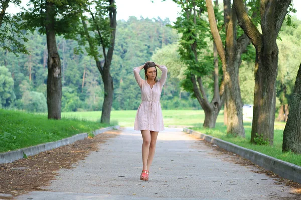 Bella Giovane Donna Bionda Che Cammina Sul Parco Estivo — Foto Stock