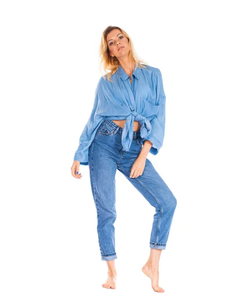 Retrato Comprimento Total Uma Jovem Mulher Loira Sorridente Jeans Azul — Fotografia de Stock