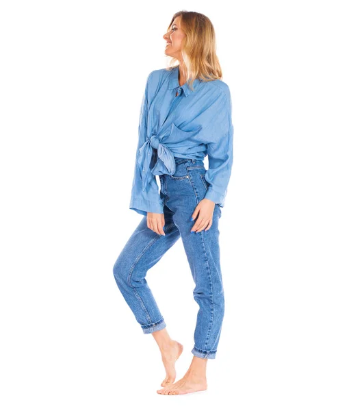 Retrato Larga Duración Una Joven Rubia Sonriente Linda Jeans Azules —  Fotos de Stock