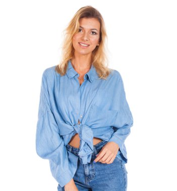 Rötuş olmadan gerçek insanlar. Beyaz arka plan üzerinde izole yüzündeki benler genç güzel sarışın kadın portresi