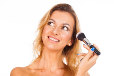 Stili olun. Beyaz arka plan üzerinde güzel, Genç bir sarışın kadının yüzünde - rötuş, olmadan MOL ile portre izole