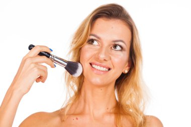 Stili olun. Beyaz arka plan üzerinde güzel, Genç bir sarışın kadının yüzünde - rötuş, olmadan MOL ile portre izole